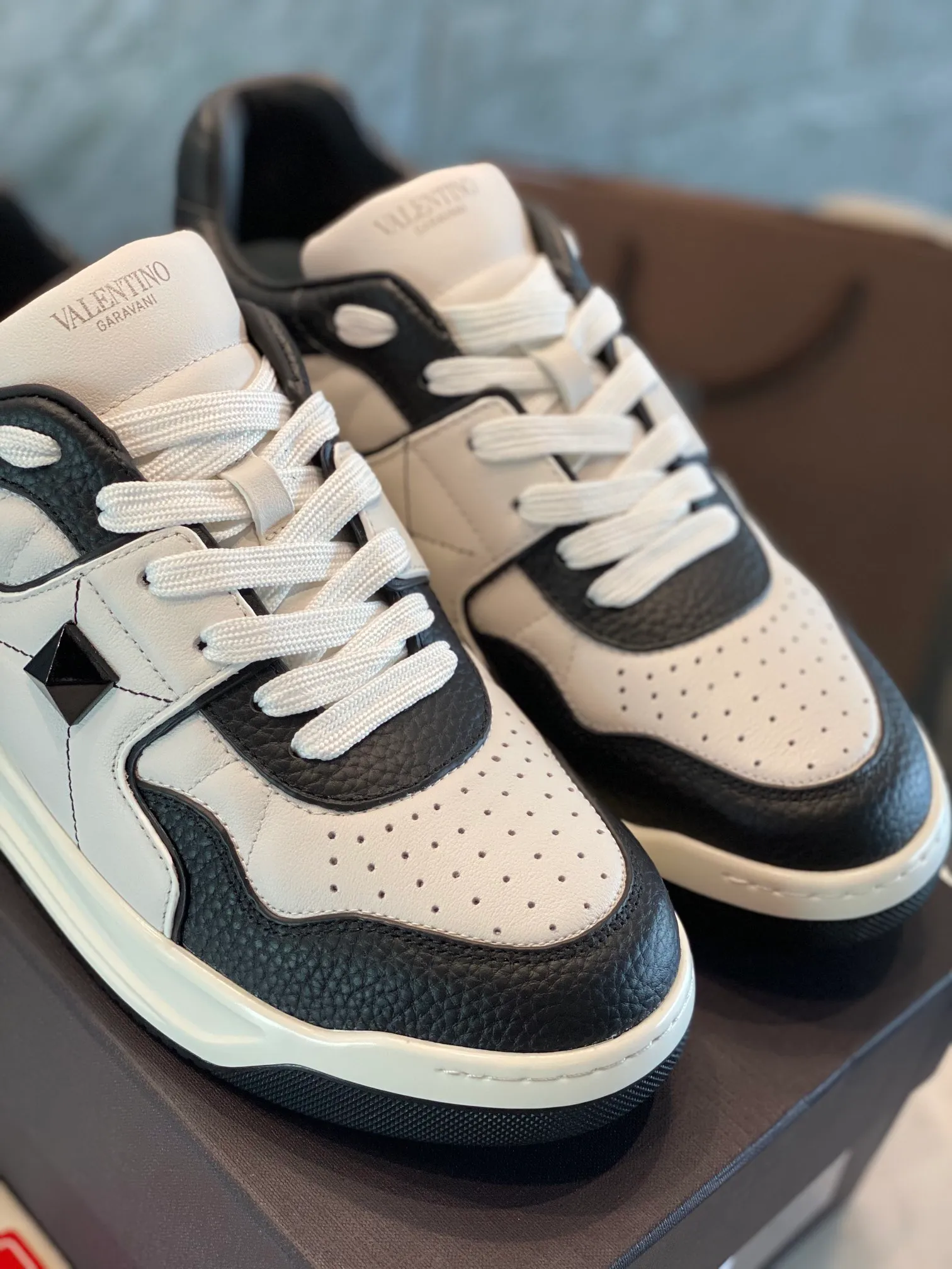 👟👟Ex-factory price 780👟👟 Valentino ONE STUD calfskin lace-up sneakers. Soft suede low-top sneakers, classic and versatile, couple's sneakers, special goods, worth buying! A pair of simple shoes with unique details will save you from the difficulty of dressing. OneStud sneakers, with quilted plaid and oversized rivets, create an eye-catching punk style and get rid of the heavy feeling of this season's clothing. U👟👟Ex-factory price raise calfskin derby shoes, with exquisite leather construction and simple silhouette, smooth lines set the tone of coolness, they are a versatile item in the wardrobe. There are more Valentino boutique shoes waiting for you to unlock! It’s time to get the shoes you’ve been coveting for a long time! Officially on sale 7,+++ - Seven straps, decorated with metallic rubber effect. Decoration on the back and tongue. Size 35-44.